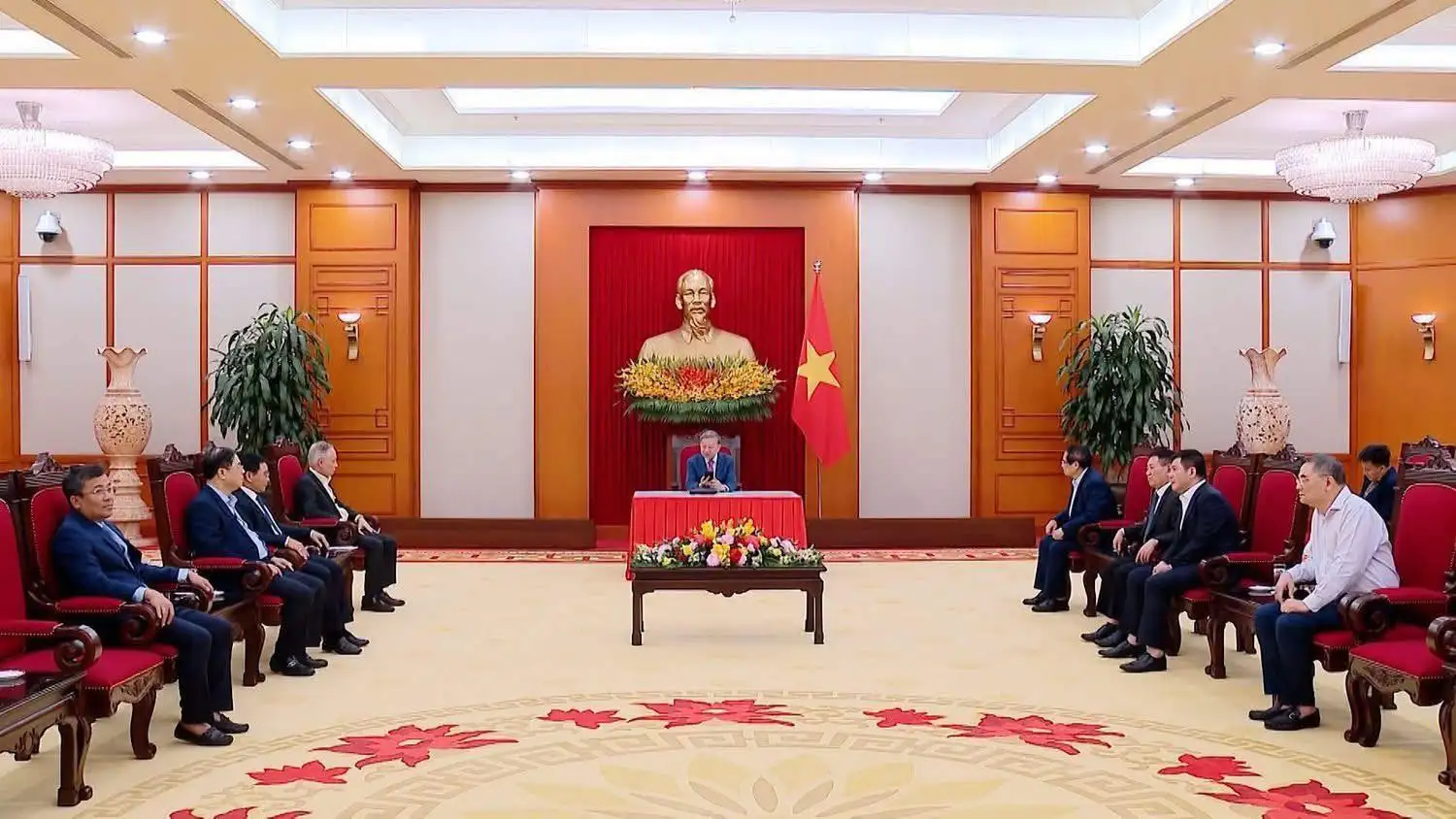 Tấm thảm khánh tiết được dệt trải trong cơ quan Nhà Nước Tấm thảm khánh tiết được dệt trải trong cơ quan Nhà Nước