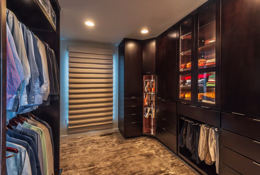 Thảm decor phòng thay đồ kết hợp với không gian nội thất nói lên chất chơi của gia chủ