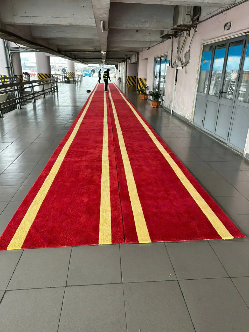 Tham len Hang Kenh va tham dan duong Tấm thảm dẫn được được dệt nhanh chóng và giao cho đơn vị vận hành tại sân bay Nội Bài