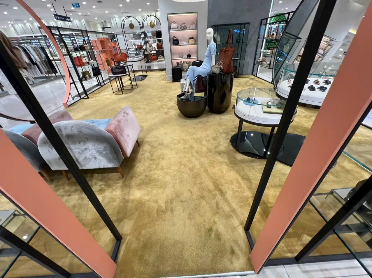 Tham trai showroom